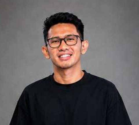 Warham tersenyum